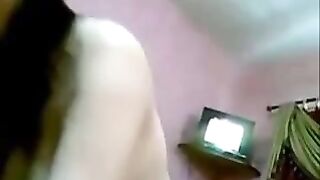 تقبل قدميه - علاقة غرامية بين رجل اعمال مصري و حبيبته في مقطع جنس ساخن
