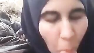 محجبة ايرانية تمص زبر حبيبها وتشكره irani xxxx