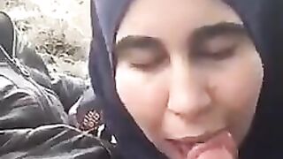 محجبة ايرانية تمص زبر حبيبها وتشكره irani xxxx