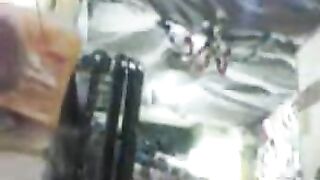 شاب مصري يجلب صديقته الى المحل و يداعبها