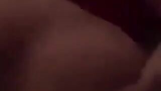 خليجية تصرخ من النيك وابن اخوها ينيك فيها محارم ساخن