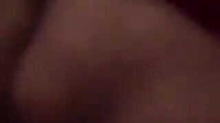 خليجية تصرخ من النيك وابن اخوها ينيك فيها محارم ساخن
