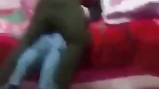 اخوه يطب عليه وهو بينيكها