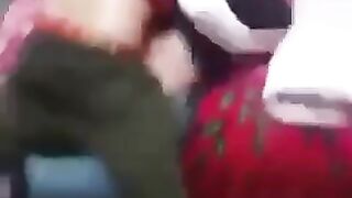 اخوه يطب عليه وهو بينيكها