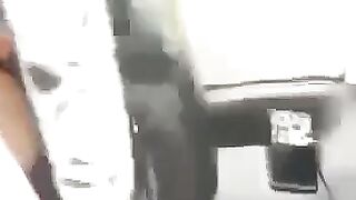 زنقها في التوك توك وفتحها بالغلط