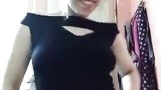 مراهقة مصرية تستعرض بشكل مثير