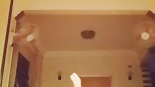 زانق البنت في البيت