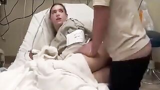 نيك في غرفة الطواريء في المستشفى